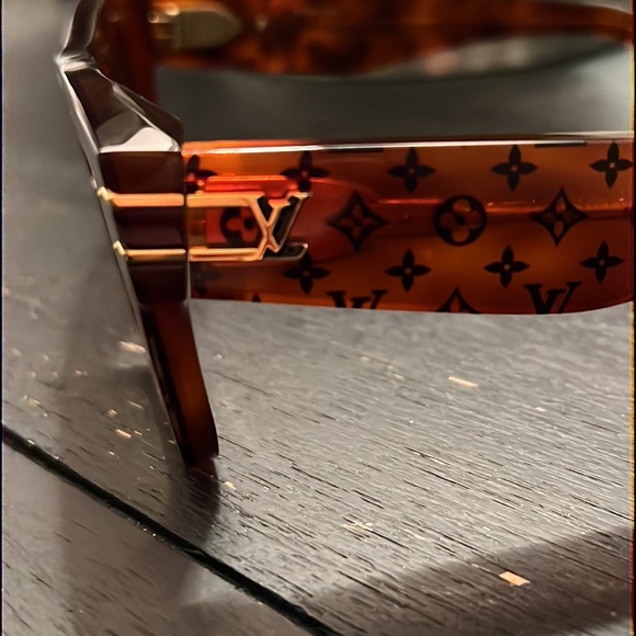 Louis Vuitton Blade sunglasses in tortoise monogram - Picture 3 of 11